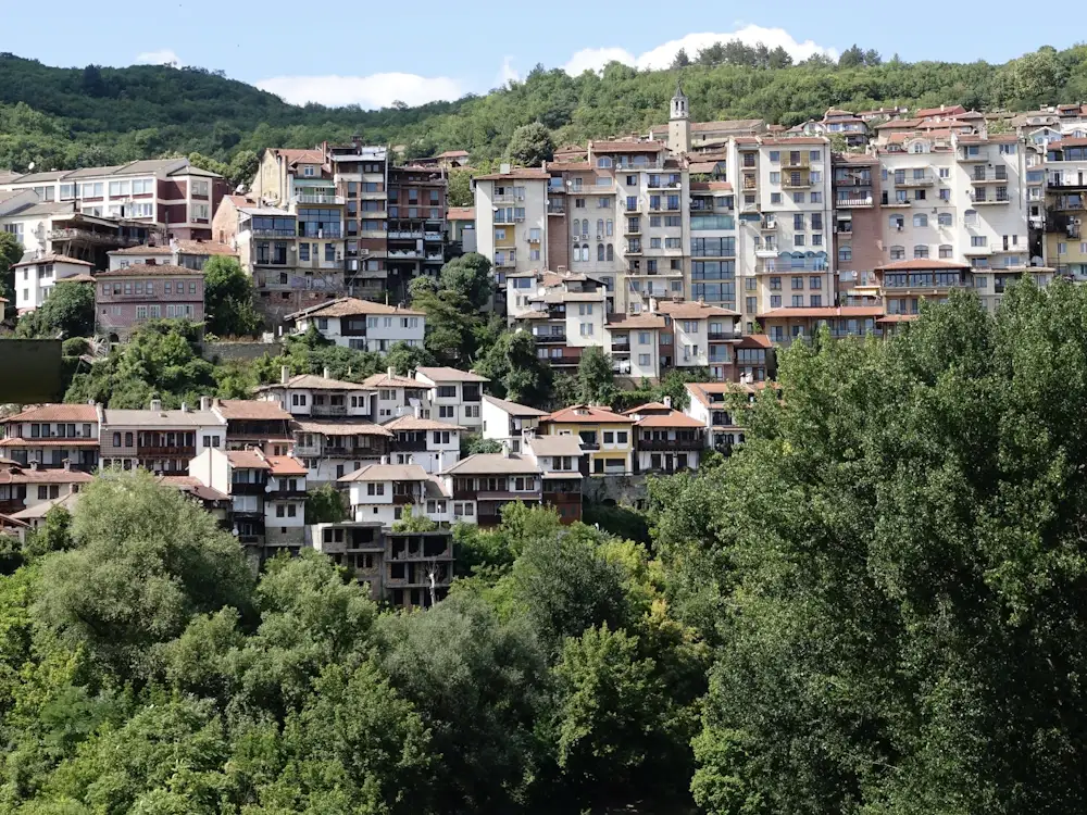The river and historic hillside buildings of Veliko Tarnovo